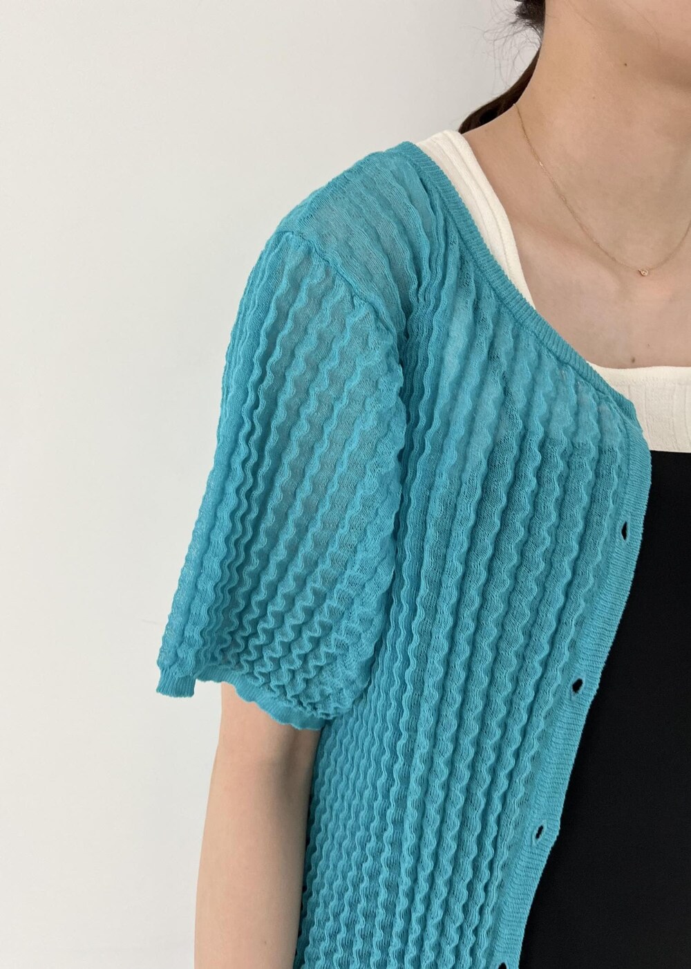 ブラック系のワンピース、ホワイト系のタンクトップ、ブラック系のサンダルを着用したレディースの夏コーディネートの5枚目の写真