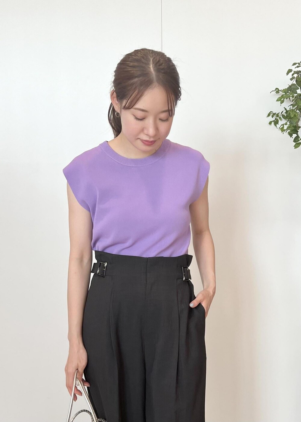 パープル系のニット/セーター、グレー系のその他パンツ、ブラック系のサンダルを着用したレディースの夏コーディネートの4枚目の写真