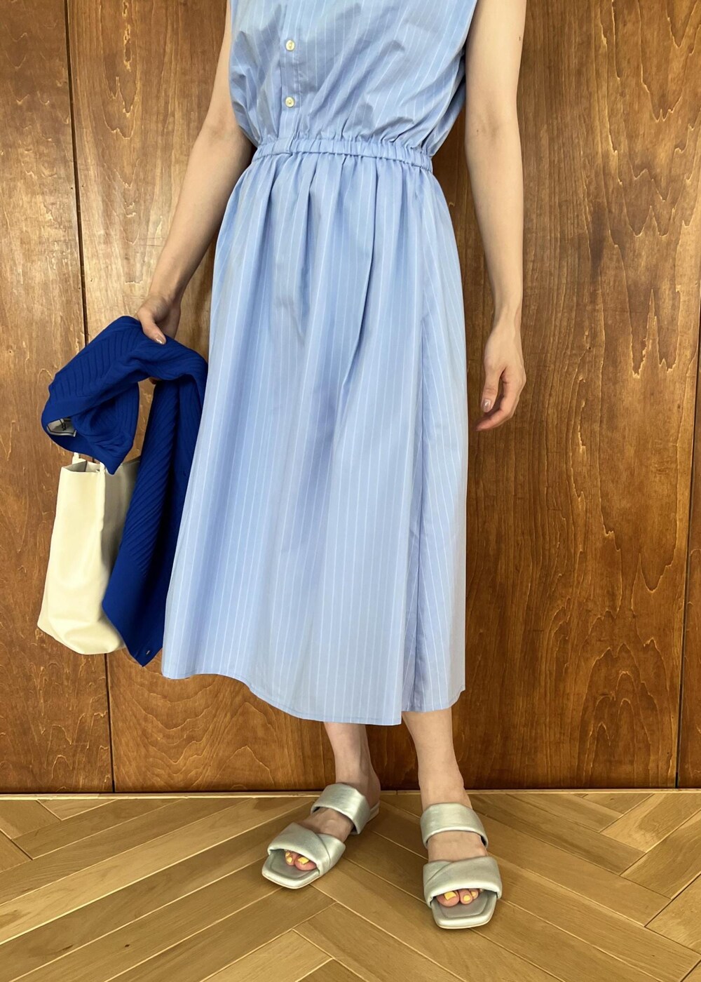 シルバー系のサンダル、ブルー系のカーディガン/ボレロ、ホワイト系のトートバッグを着用したレディースの夏コーディネートの8枚目の写真