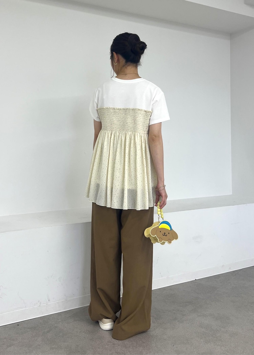 イエロー系のその他パンツ、ホワイト系のサンダル、ブラック系のTシャツ/カットソーを着用したレディースの夏コーディネートの4枚目の写真