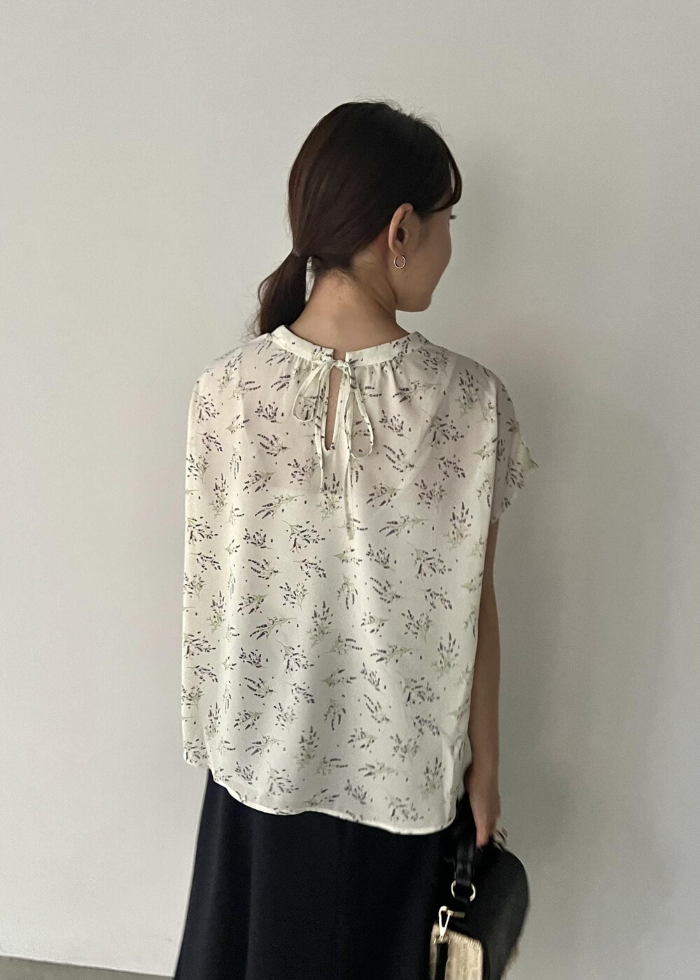 ブラック系のショルダーバッグ、ブラック系のサンダル、ブルー系のスカートを着用したレディースの夏コーディネートの5枚目の写真