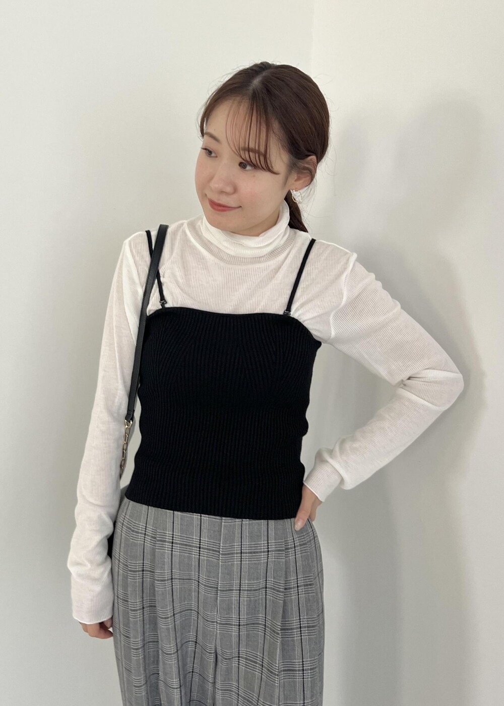 ホワイト系のTシャツ/カットソー、ブラック系のベスト、ホワイト系のその他パンツを着用したレディースの秋コーディネートの4枚目の写真