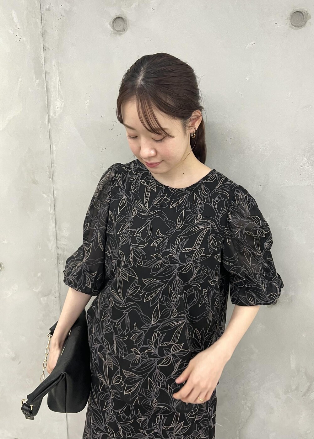 ブルー系のパンプス、ブラック系のショルダーバッグ、ブラック系のシャツ/ブラウスを着用したレディースの夏コーディネートの4枚目の写真