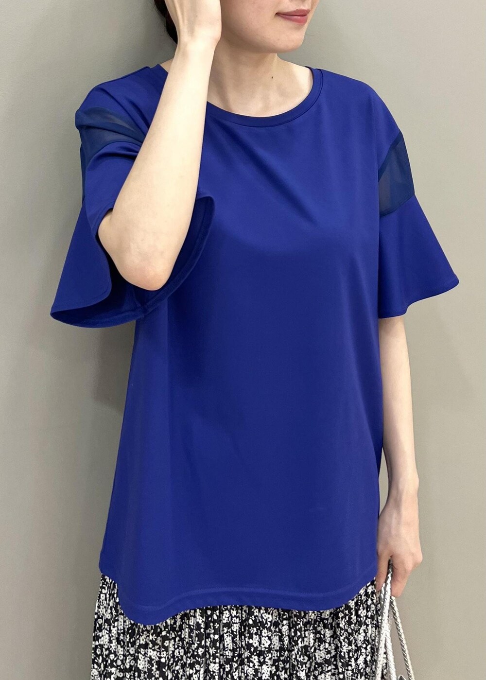 ホワイト系のローファー、シルバー系のトートバッグ、ブラック系のスカートを着用したレディースの夏コーディネートの4枚目の写真