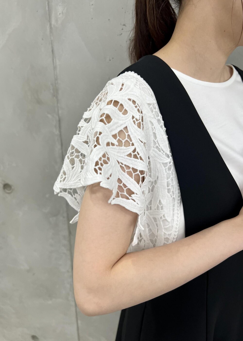 ブラック系のサンダル、ホワイト系のTシャツ/カットソー、ブルー系のショルダーバッグを着用したレディースの夏コーディネートの6枚目の写真