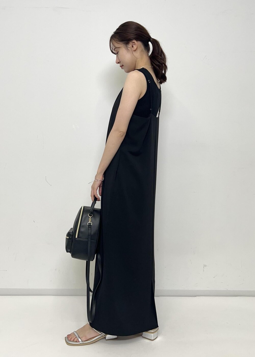 ブラック系のタンクトップ、ブラック系のバックパック/リュック、ブラック系のワンピースを着用したレディースの夏コーディネートの5枚目の写真