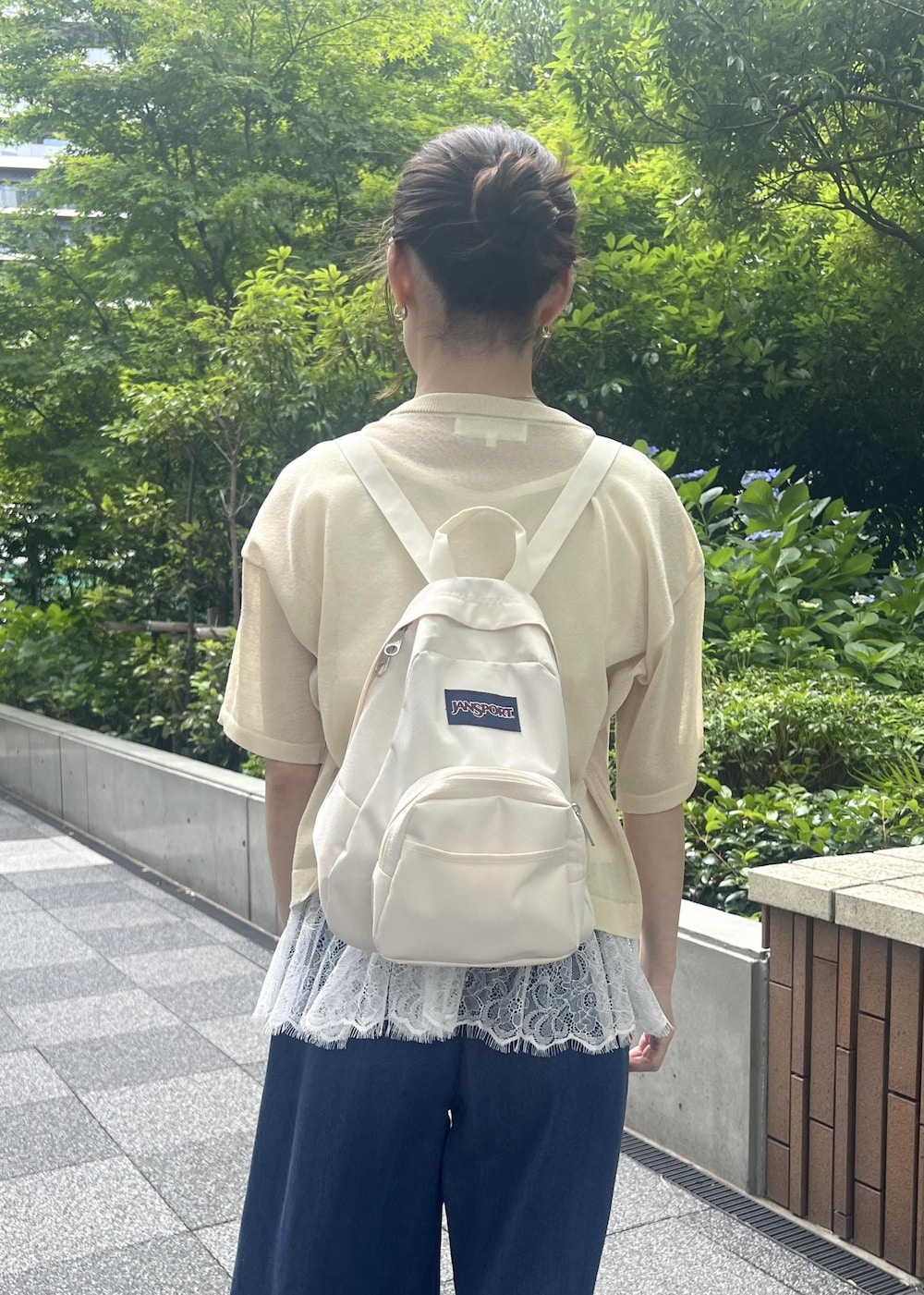 ホワイト系のサンダル、ホワイト系のタンクトップ、ベージュ系のニット/セーターを着用したレディースの夏コーディネートの4枚目の写真