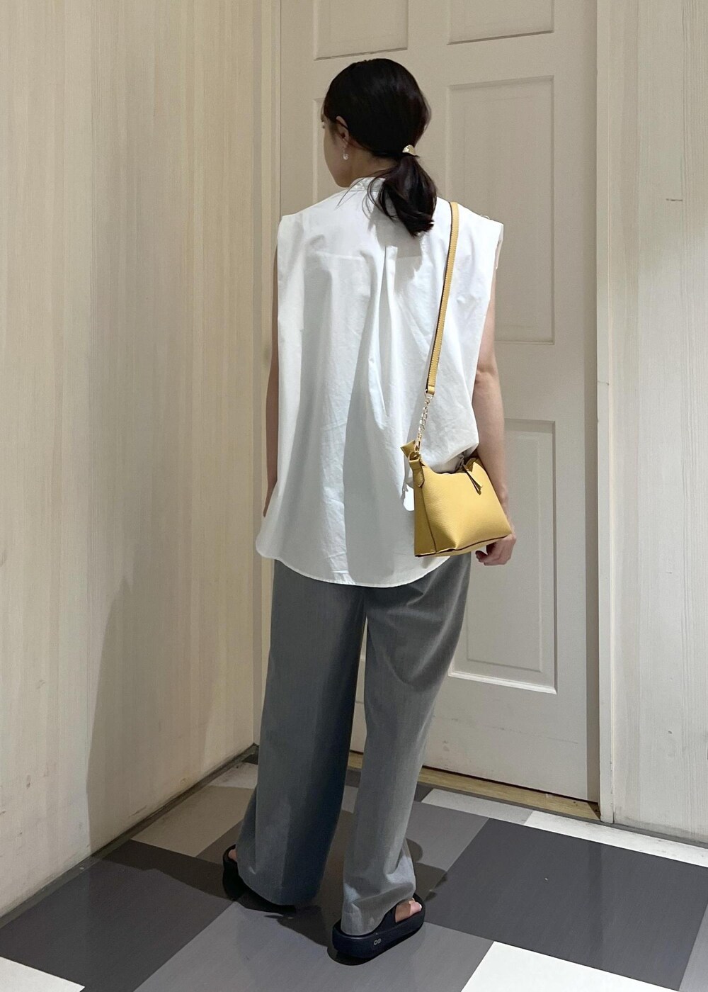 ホワイト系のシャツ/ブラウス、グレー系のその他パンツ、ブラック系のサンダルを着用したレディースの夏コーディネートの4枚目の写真