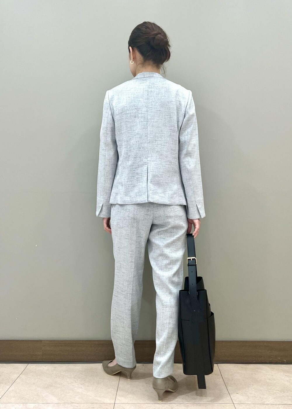 パープル系のシャツ/ブラウス、グレー系のテーラードジャケット、グレー系のその他パンツを着用したレディースの春コーディネートの3枚目の写真