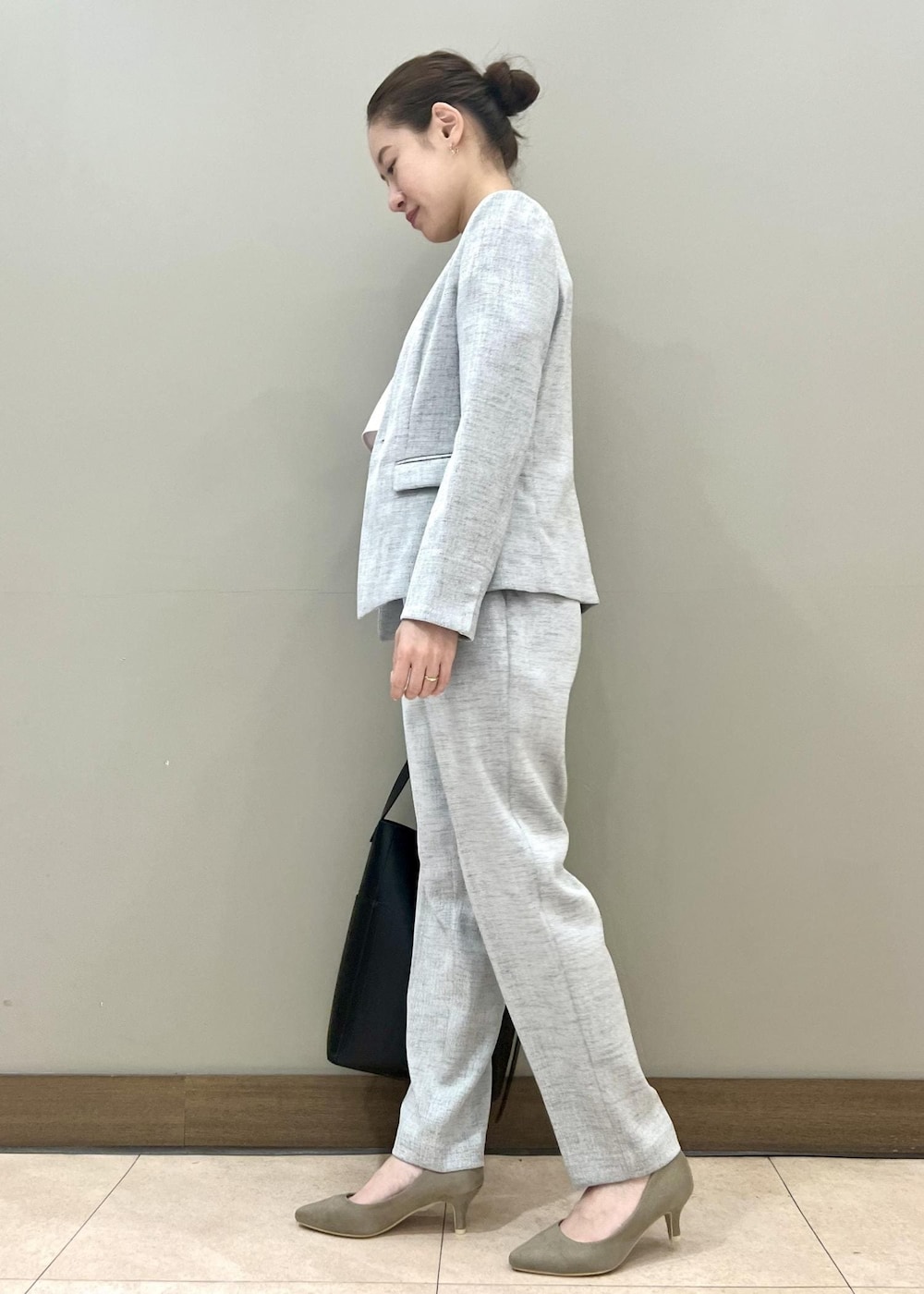 パープル系のシャツ/ブラウス、グレー系のテーラードジャケット、グレー系のその他パンツを着用したレディースの春コーディネートの2枚目の写真