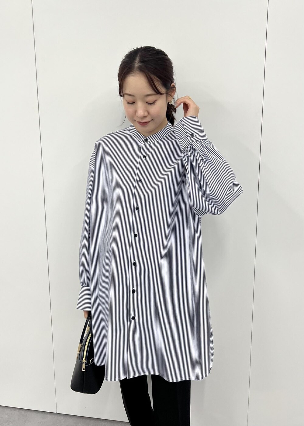 ブルー系のサンダル、ブラック系のショルダーバッグ、ブラック系のその他パンツを着用したレディースの夏コーディネートの4枚目の写真