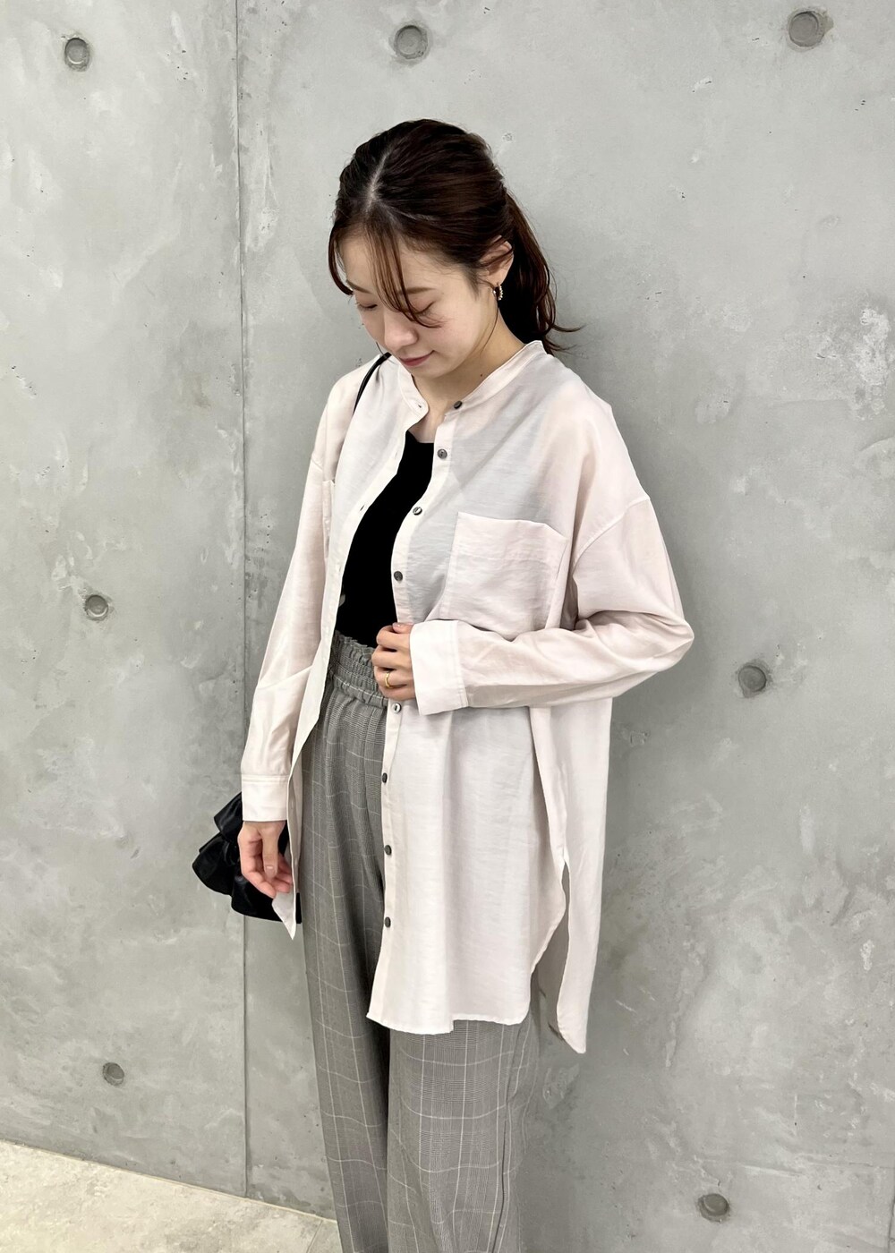 グレー系のその他パンツ、ブラック系のサンダル、ブラック系のショルダーバッグを着用したレディースの夏コーディネートの5枚目の写真