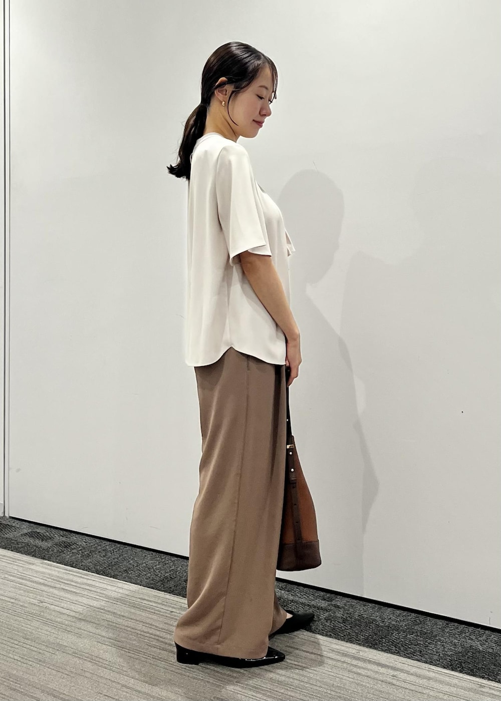 ブラウン系のその他パンツ、ベージュ系のシャツ/ブラウス、ブラック系のパンプスを着用したレディースの夏コーディネートの3枚目の写真