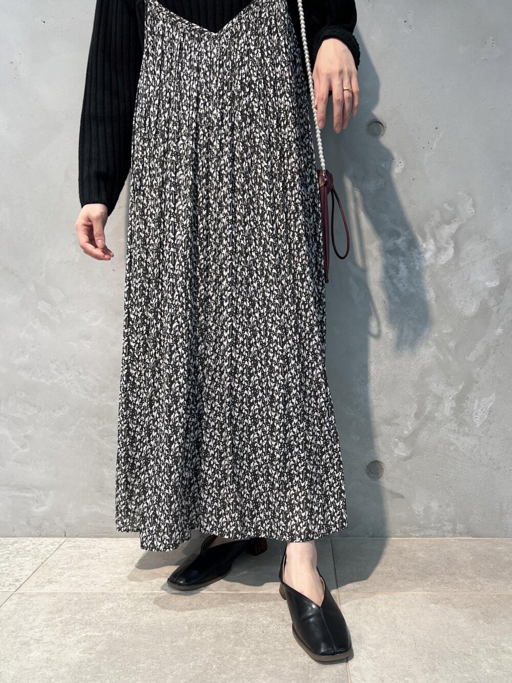 ブラック系のニット/セーター、ブラック系のワンピース、ブラック系のその他シューズを着用したレディースの夏コーディネートの5枚目の写真