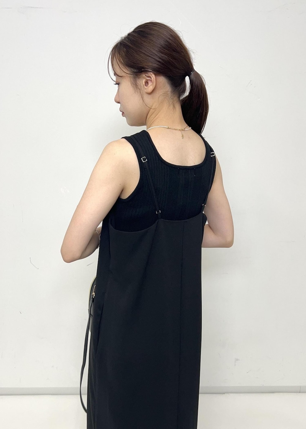 ブラック系のタンクトップ、ブラック系のバックパック/リュック、ブラック系のワンピースを着用したレディースの夏コーディネートの7枚目の写真