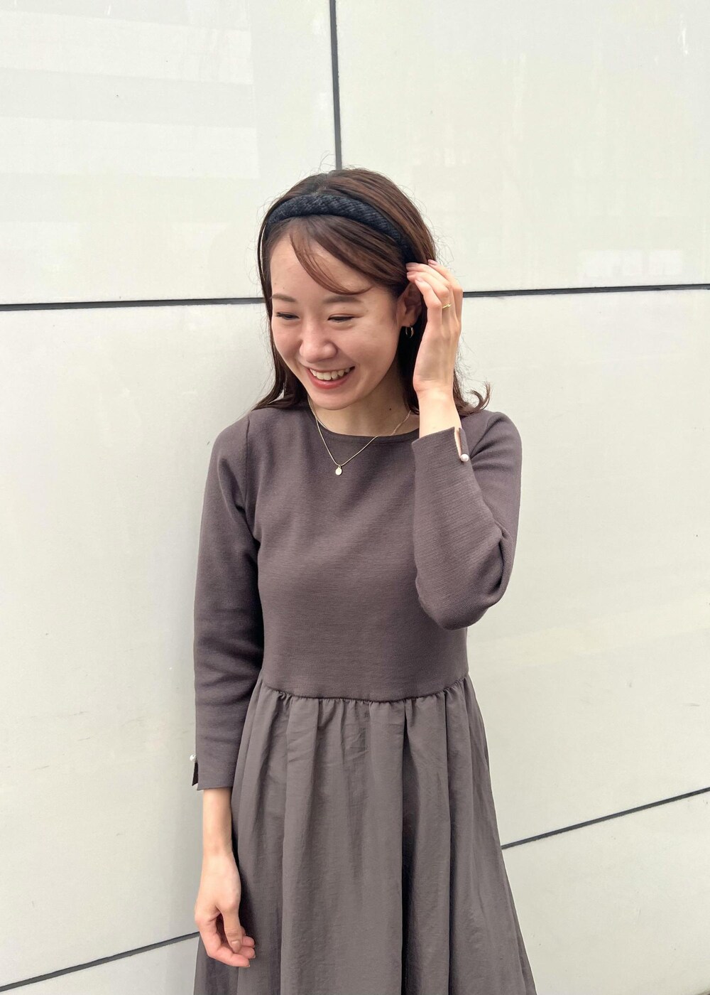 ブラウン系のブーツ、グレー系のワンピースを着用したレディースの秋コーディネートの4枚目の写真