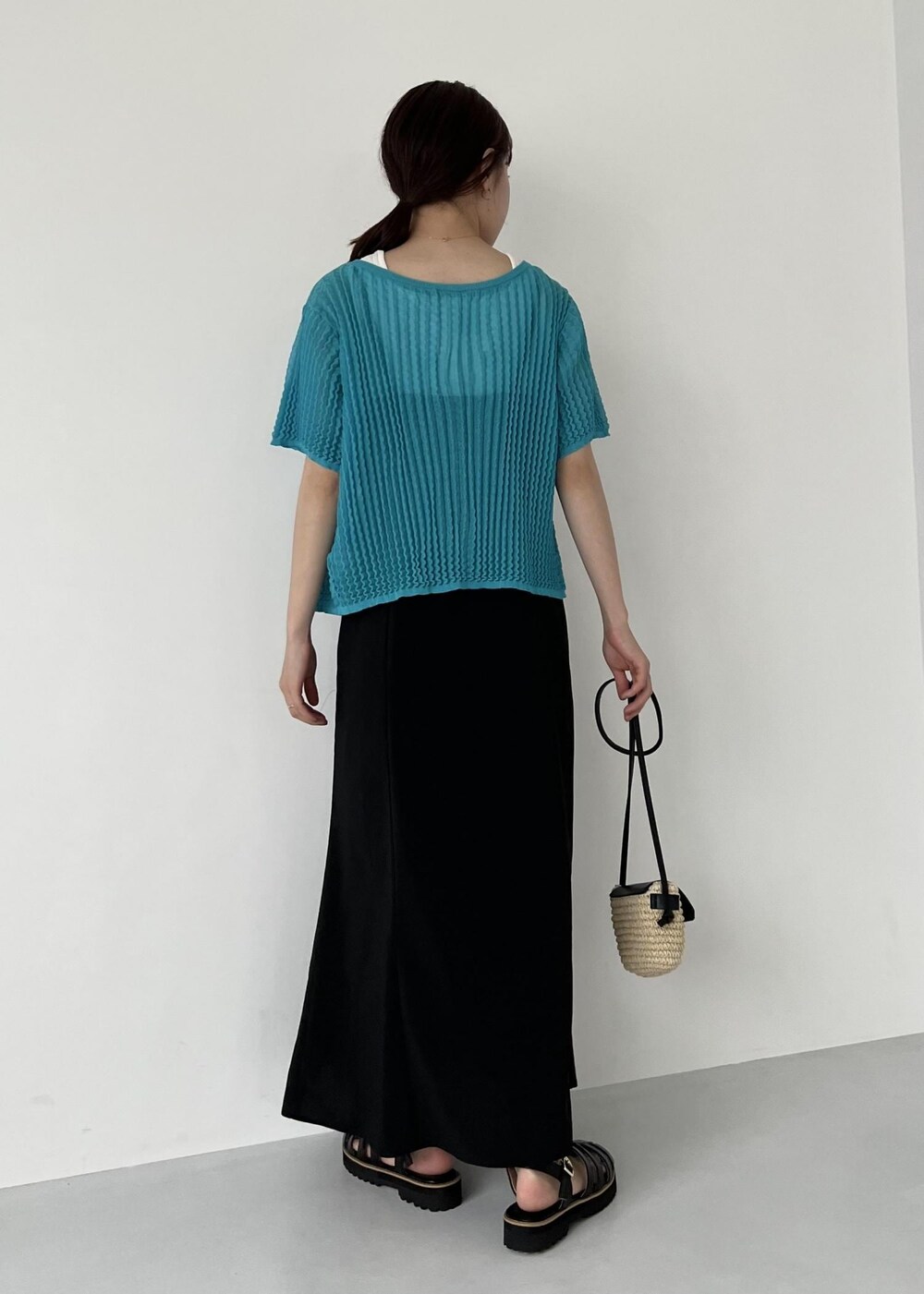 ブラック系のワンピース、ホワイト系のタンクトップ、ブラック系のサンダルを着用したレディースの夏コーディネートの3枚目の写真