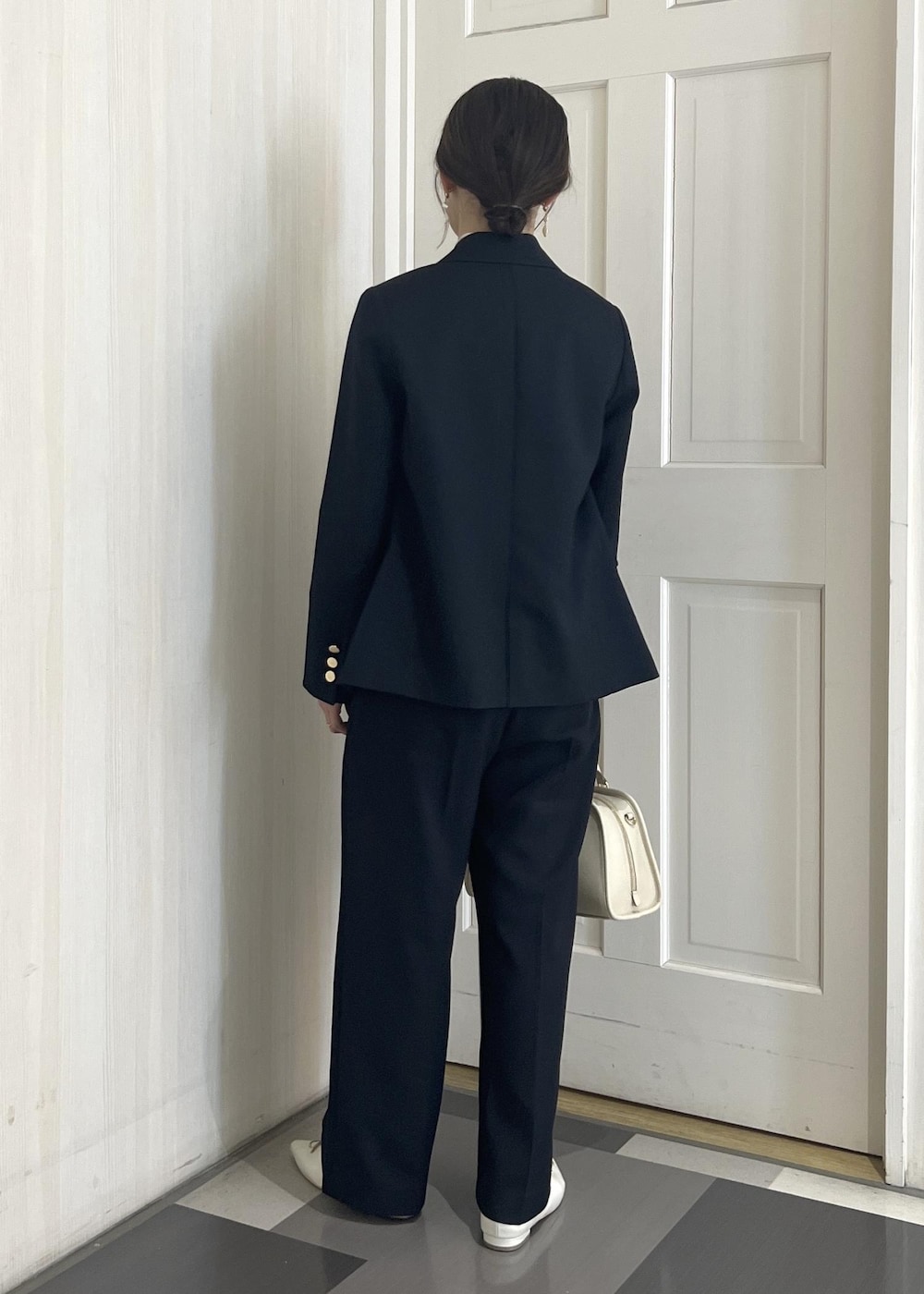 ホワイト系のボストンバッグ、ホワイト系のパンプス、ブルー系のその他パンツを着用したレディースの冬コーディネートの5枚目の写真