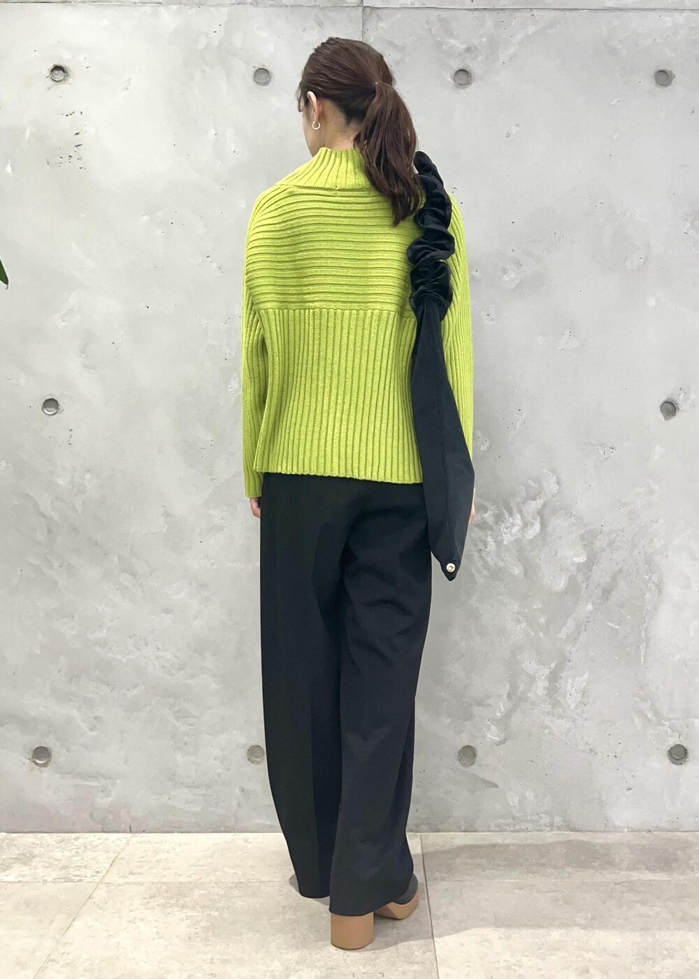 グリーン系のニット/セーター、ブラック系のショルダーバッグ、ブラック系のその他パンツを着用したレディースの秋コーディネートの3枚目の写真