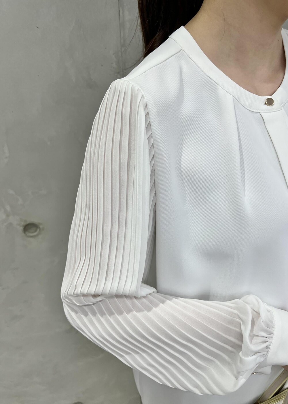 ホワイト系のシャツ/ブラウス、ホワイト系のショルダーバッグ、グリーン系のスラックスを着用したレディースの春コーディネートの5枚目の写真