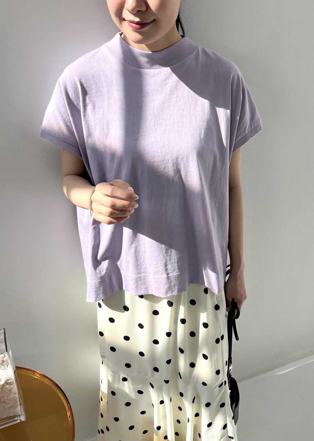 ブラック系のショルダーバッグ、パープル系のTシャツ/カットソー、ブラック系のサンダルを着用したレディースの春コーディネートの4枚目の写真