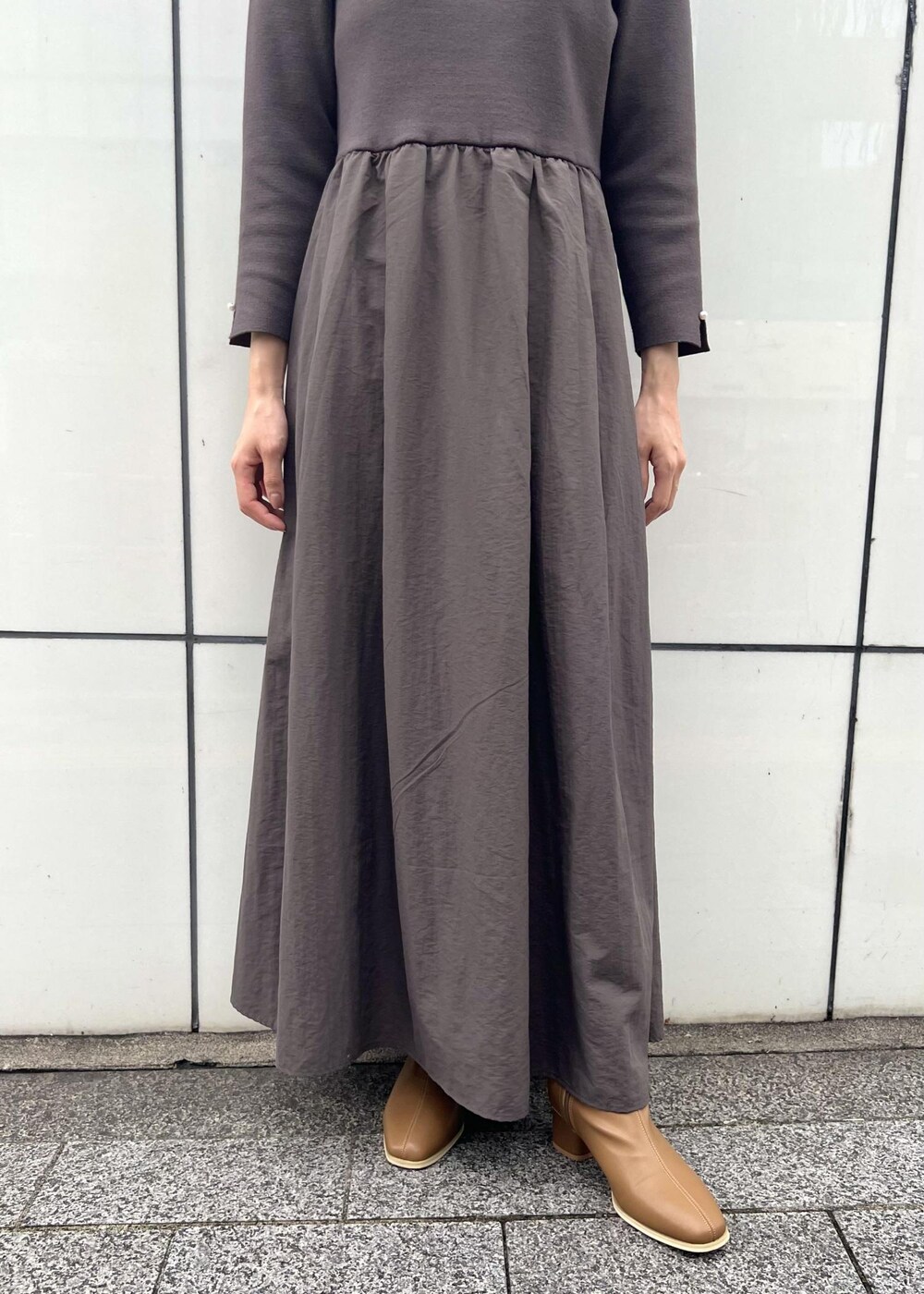 ブラウン系のブーツ、グレー系のワンピースを着用したレディースの秋コーディネートの5枚目の写真