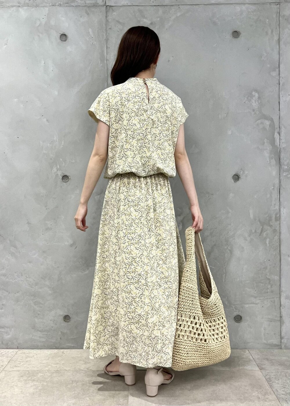 ベージュ系のサンダル、ホワイト系のトートバッグ、イエロー系のワンピースを着用したレディースの夏コーディネートの3枚目の写真