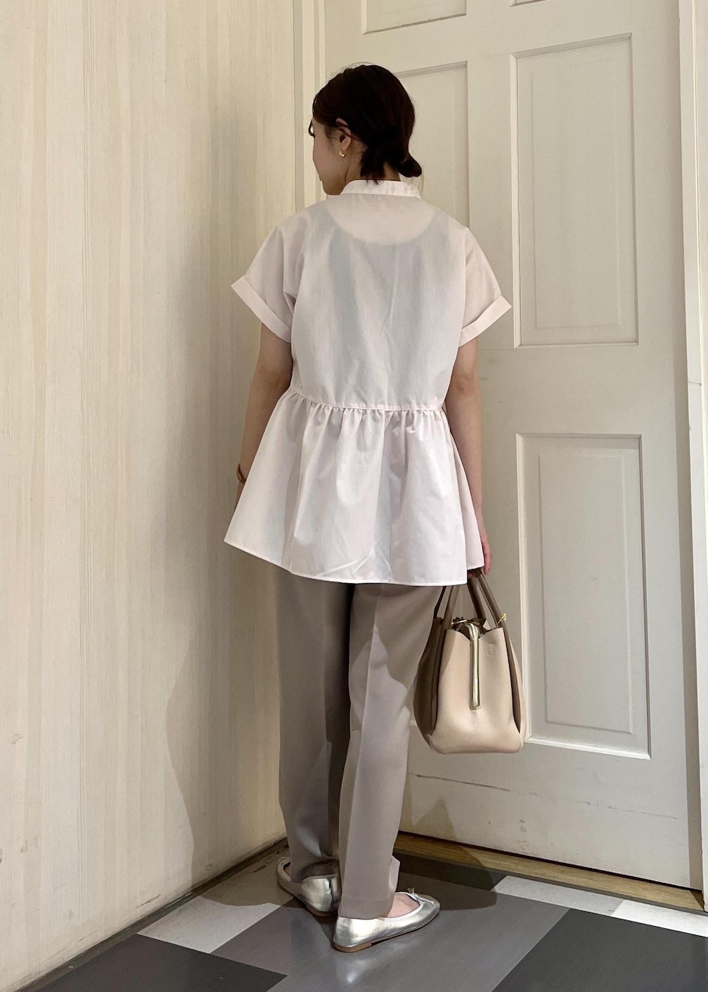 イエロー系のその他パンツ、ベージュ系のショルダーバッグ、シルバー系のバレエシューズを着用したレディースの春コーディネートの3枚目の写真