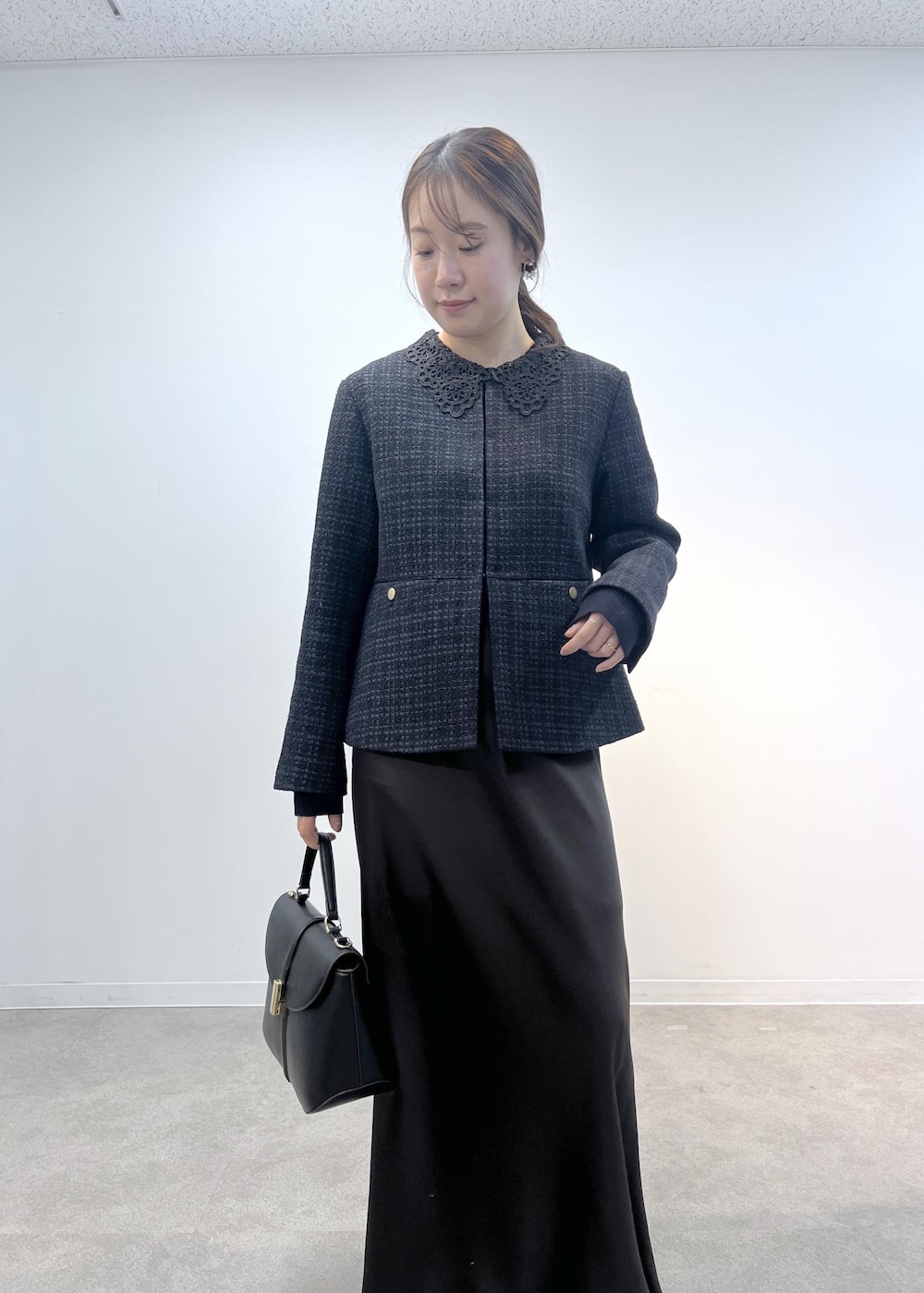 ブルー系のノーカラージャケット、ブラック系のショルダーバッグ、ブルー系のニット/セーターを着用したレディースの冬コーディネートの5枚目の写真