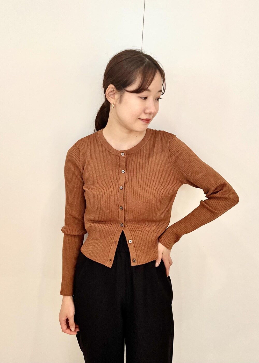 ブラック系のトートバッグ、ブラック系のその他パンツ、ブラウン系のカーディガン/ボレロを着用したレディースの秋コーディネートの6枚目の写真