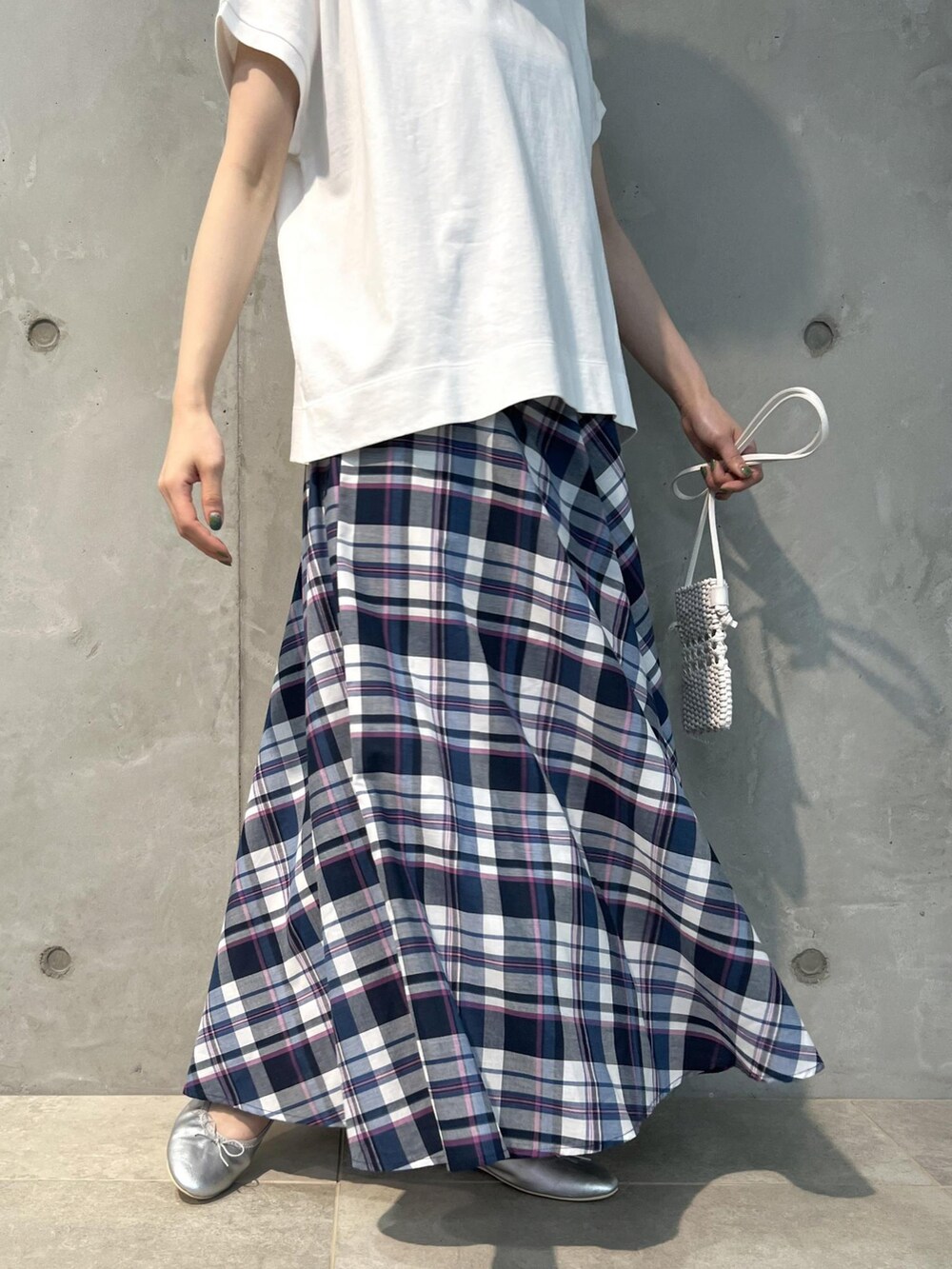 ホワイト系のTシャツ/カットソー、ブルー系のスカート、シルバー系のバレエシューズを着用したレディースの夏コーディネートの4枚目の写真