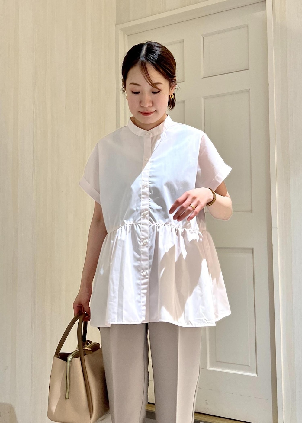 イエロー系のその他パンツ、ベージュ系のショルダーバッグ、シルバー系のバレエシューズを着用したレディースの春コーディネートの4枚目の写真