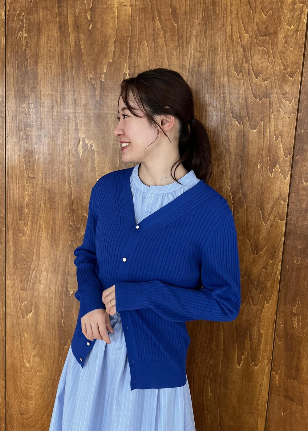 シルバー系のサンダル、ブルー系のカーディガン/ボレロ、ホワイト系のトートバッグを着用したレディースの夏コーディネートの7枚目の写真