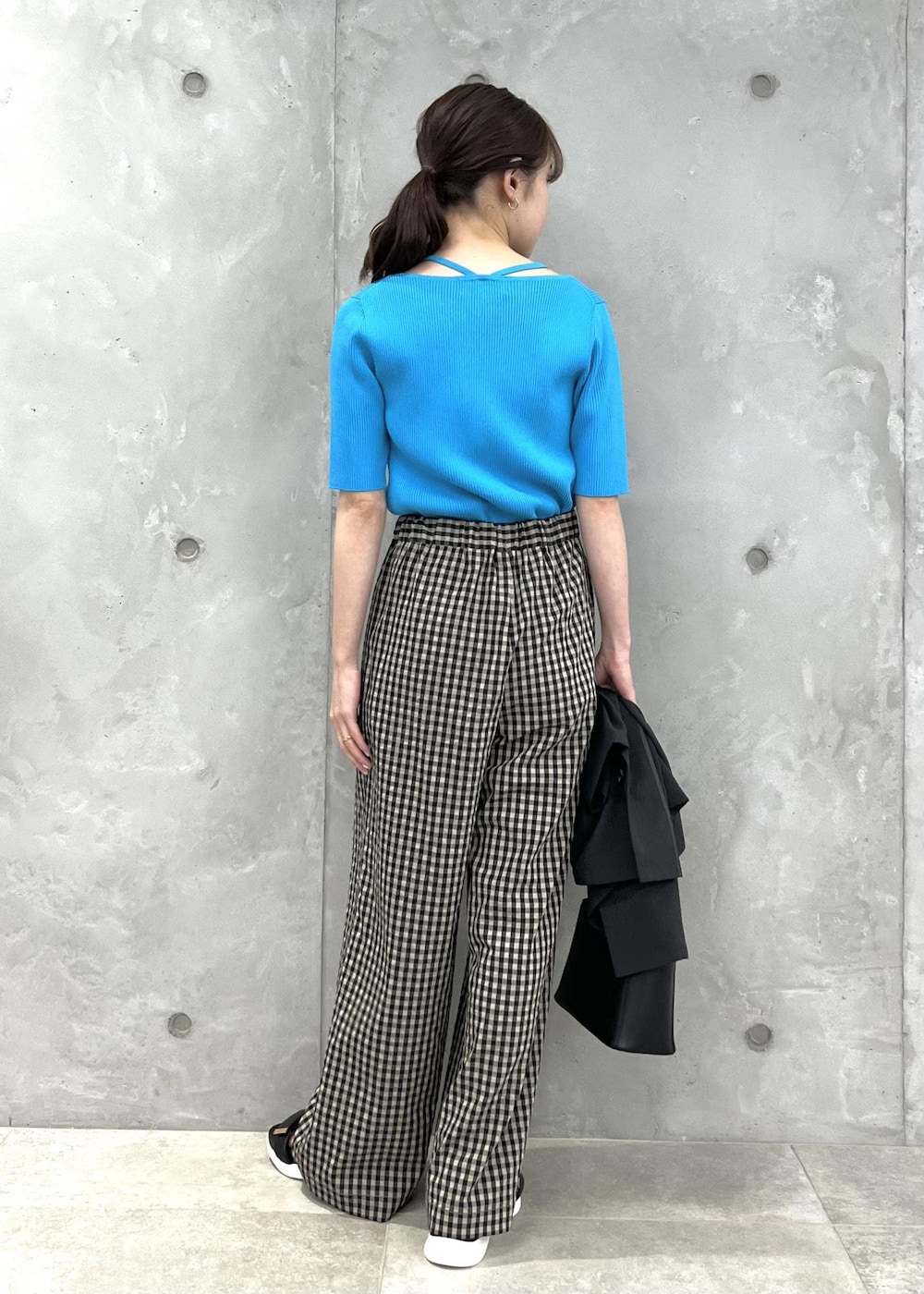 グレー系のテーラードジャケット、ブラウン系のその他パンツ、ブルー系のニット/セーターを着用したレディースの春コーディネートの3枚目の写真