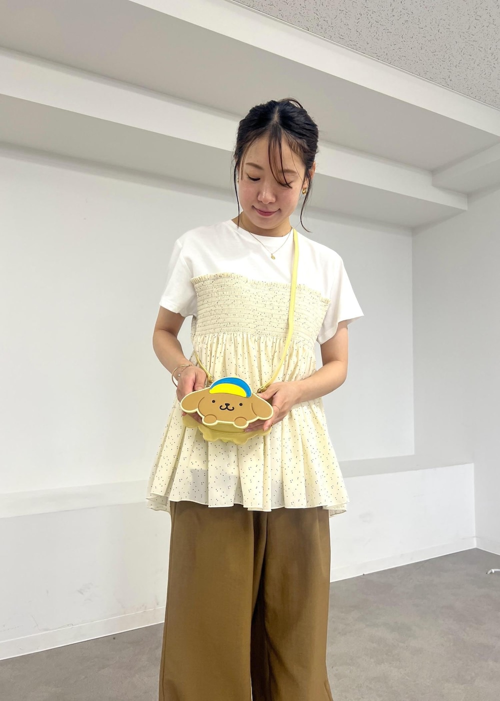 イエロー系のその他パンツ、ホワイト系のサンダル、ブラック系のTシャツ/カットソーを着用したレディースの夏コーディネートの7枚目の写真