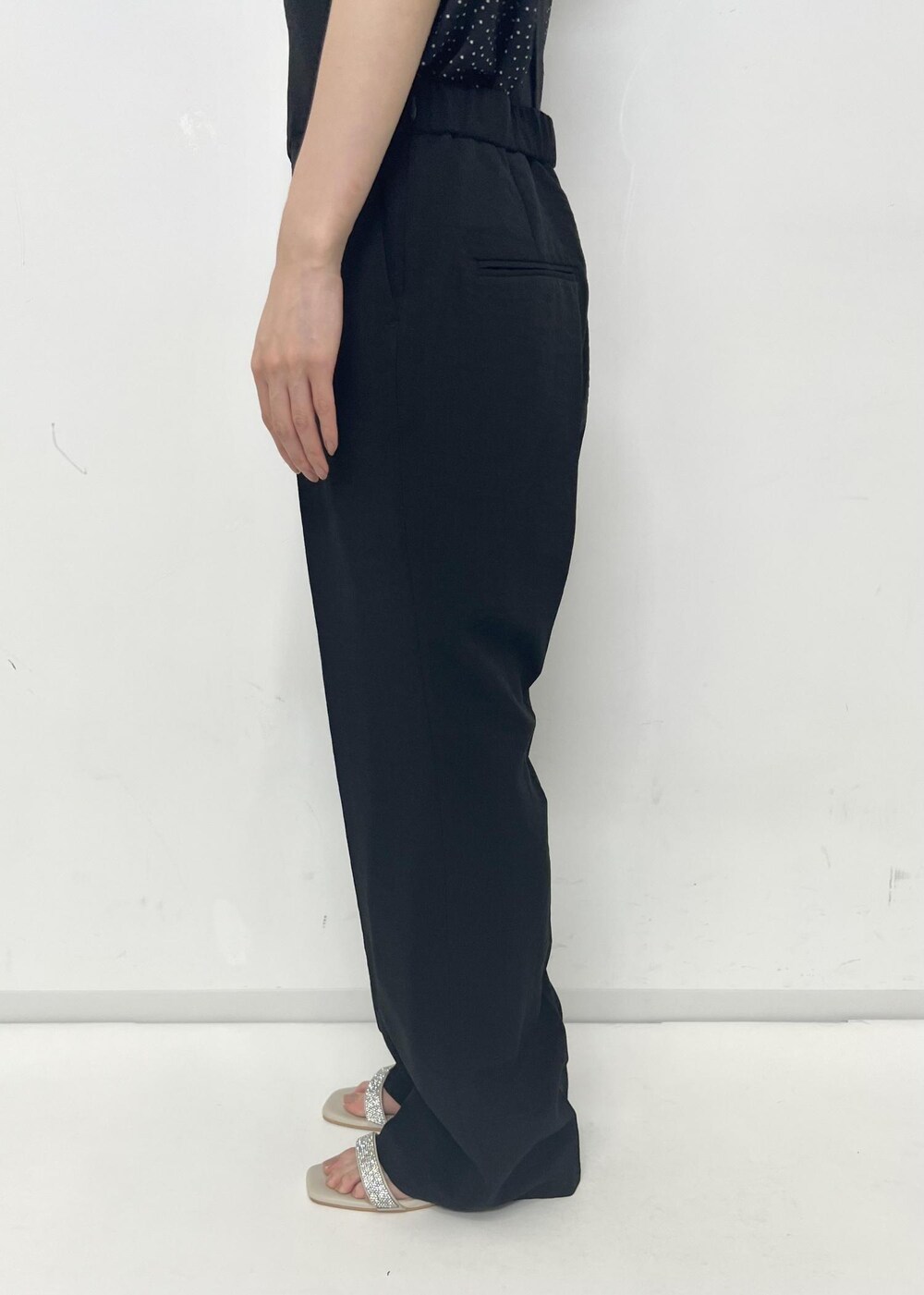 ホワイト系のサンダル、ブラック系のシャツ/ブラウス、ブラック系のつなぎ/オールインワンを着用したレディースの夏コーディネートの5枚目の写真