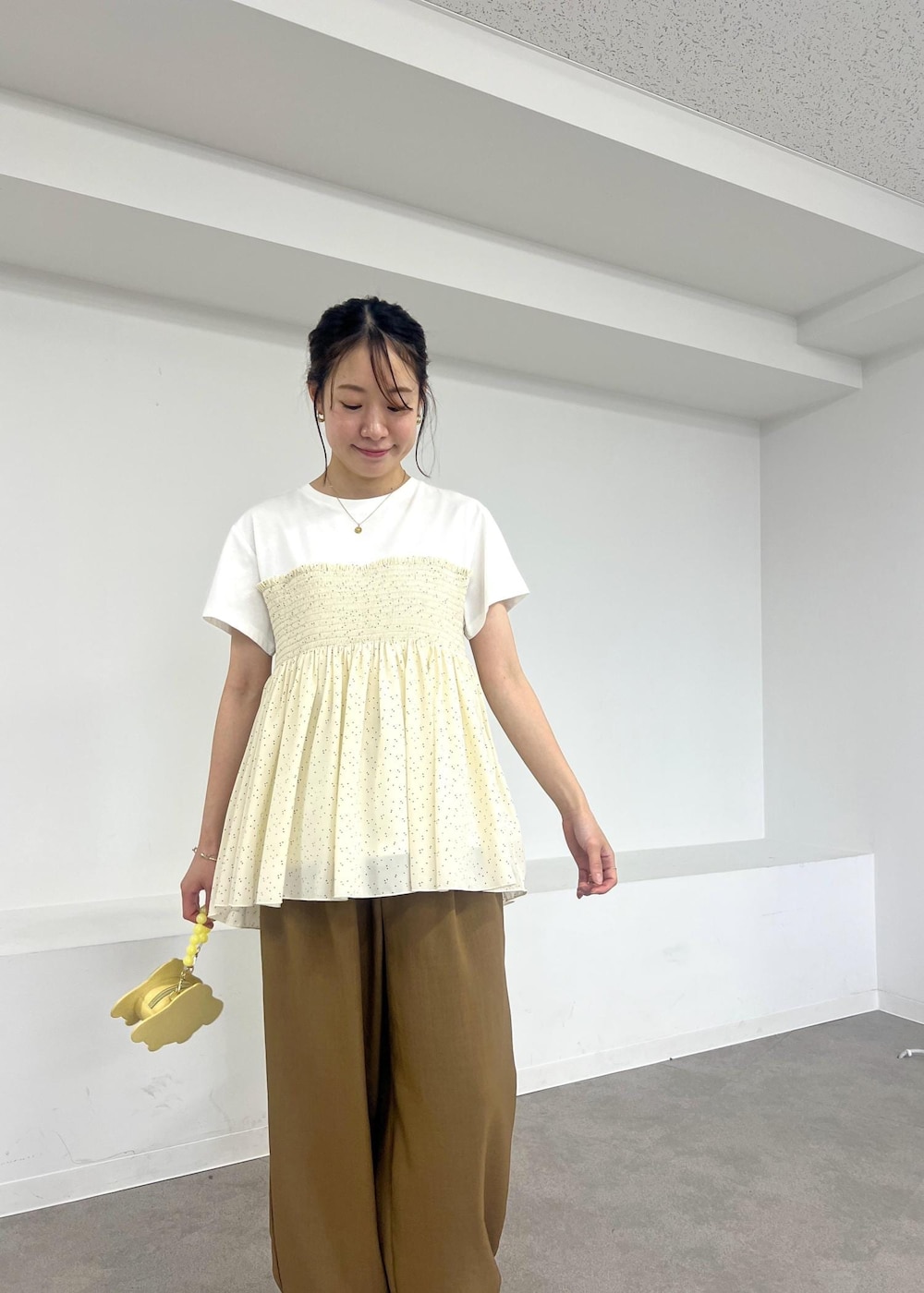 イエロー系のその他パンツ、ホワイト系のサンダル、ブラック系のTシャツ/カットソーを着用したレディースの夏コーディネートの5枚目の写真
