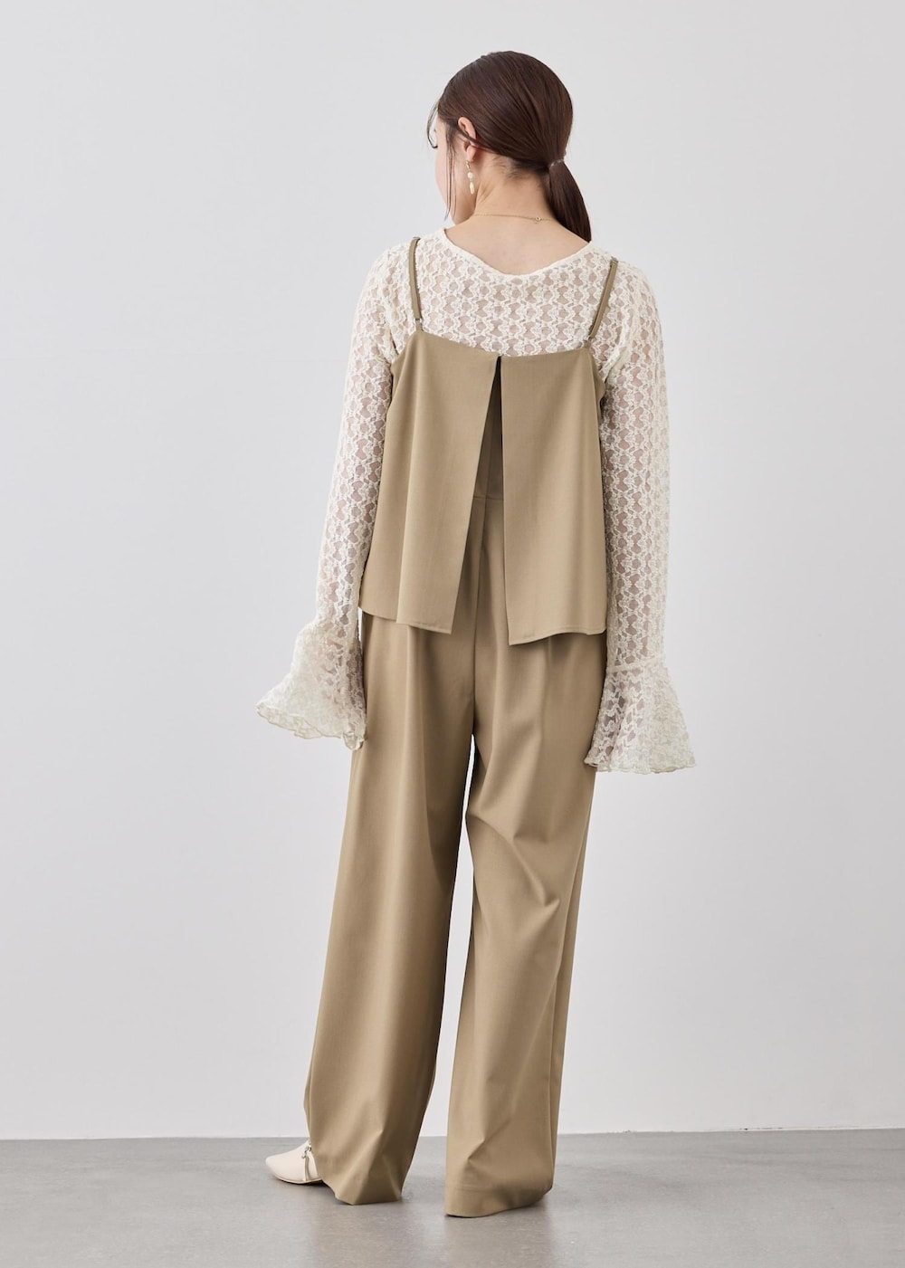 ベージュ系のつなぎ/オールインワン、ホワイト系のTシャツ/カットソー、ホワイト系のパンプスを着用したレディースの冬コーディネートの5枚目の写真