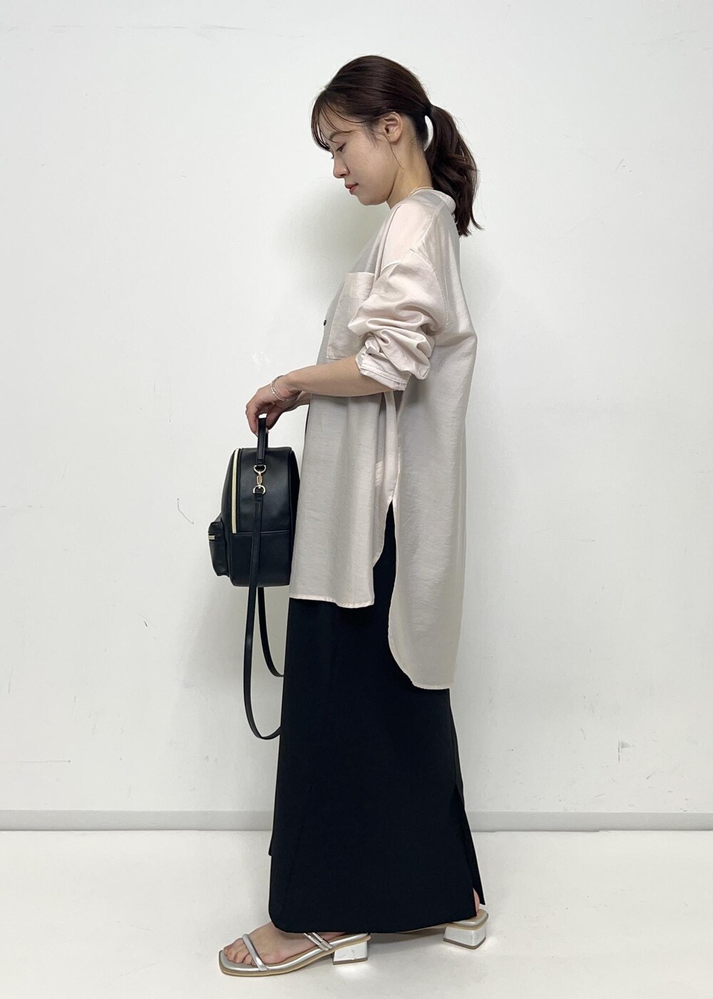 ブラック系のタンクトップ、ブラック系のバックパック/リュック、ブラック系のワンピースを着用したレディースの夏コーディネートの2枚目の写真