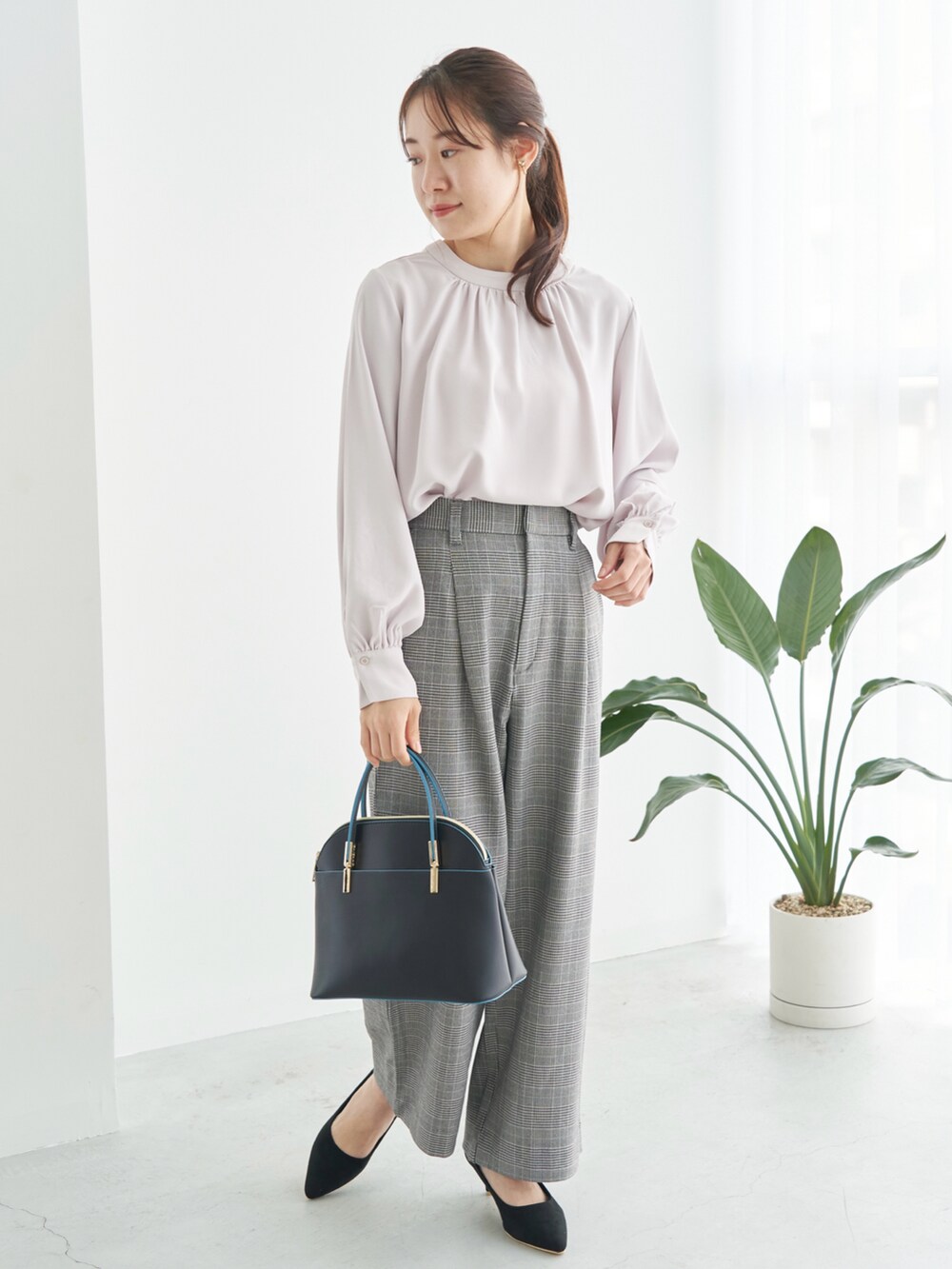 パープル系のシャツ/ブラウス、ブラック系のパンプス、ブラック系のショルダーバッグを着用したレディースの秋コーディネートの2枚目の写真