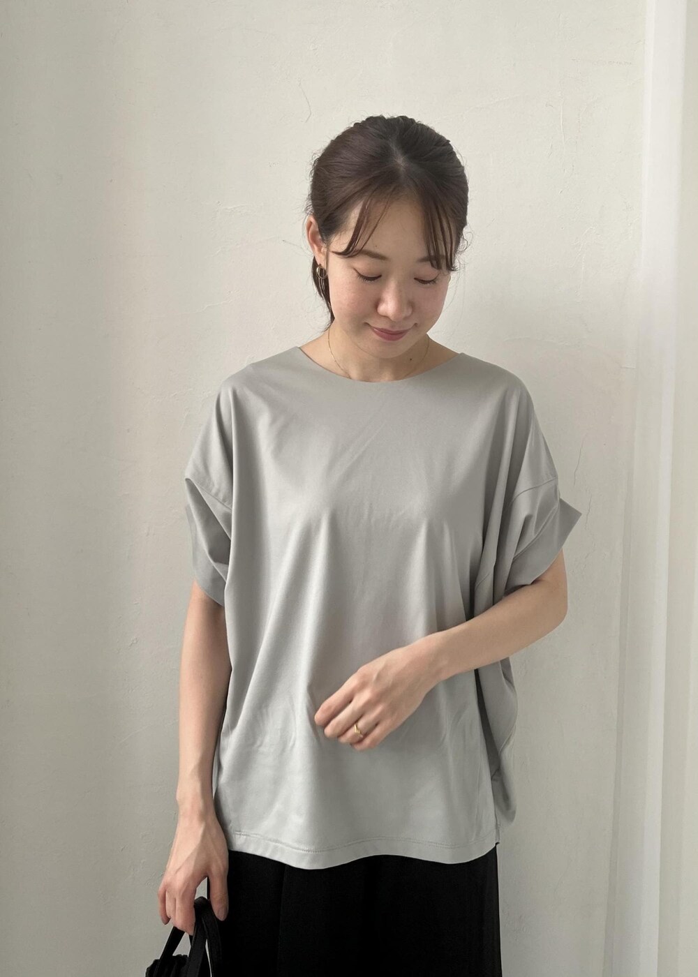 ブラック系のサンダル、ブラック系のトートバッグ、グリーン系のTシャツ/カットソーを着用したレディースの春コーディネートの4枚目の写真