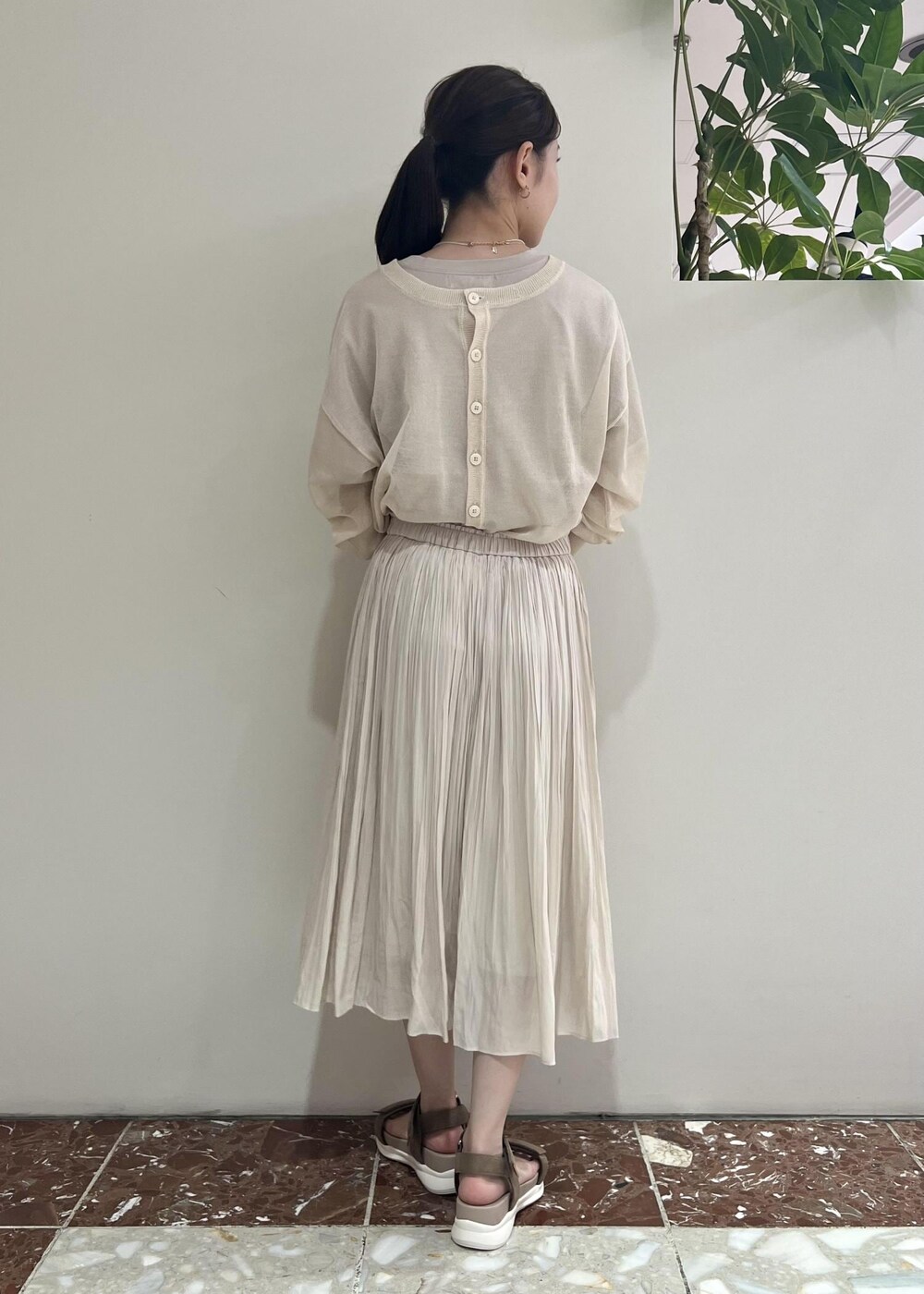 ベージュ系のTシャツ/カットソー、オレンジ系のトートバッグ、ベージュ系のサンダルを着用したレディースの夏コーディネートの3枚目の写真