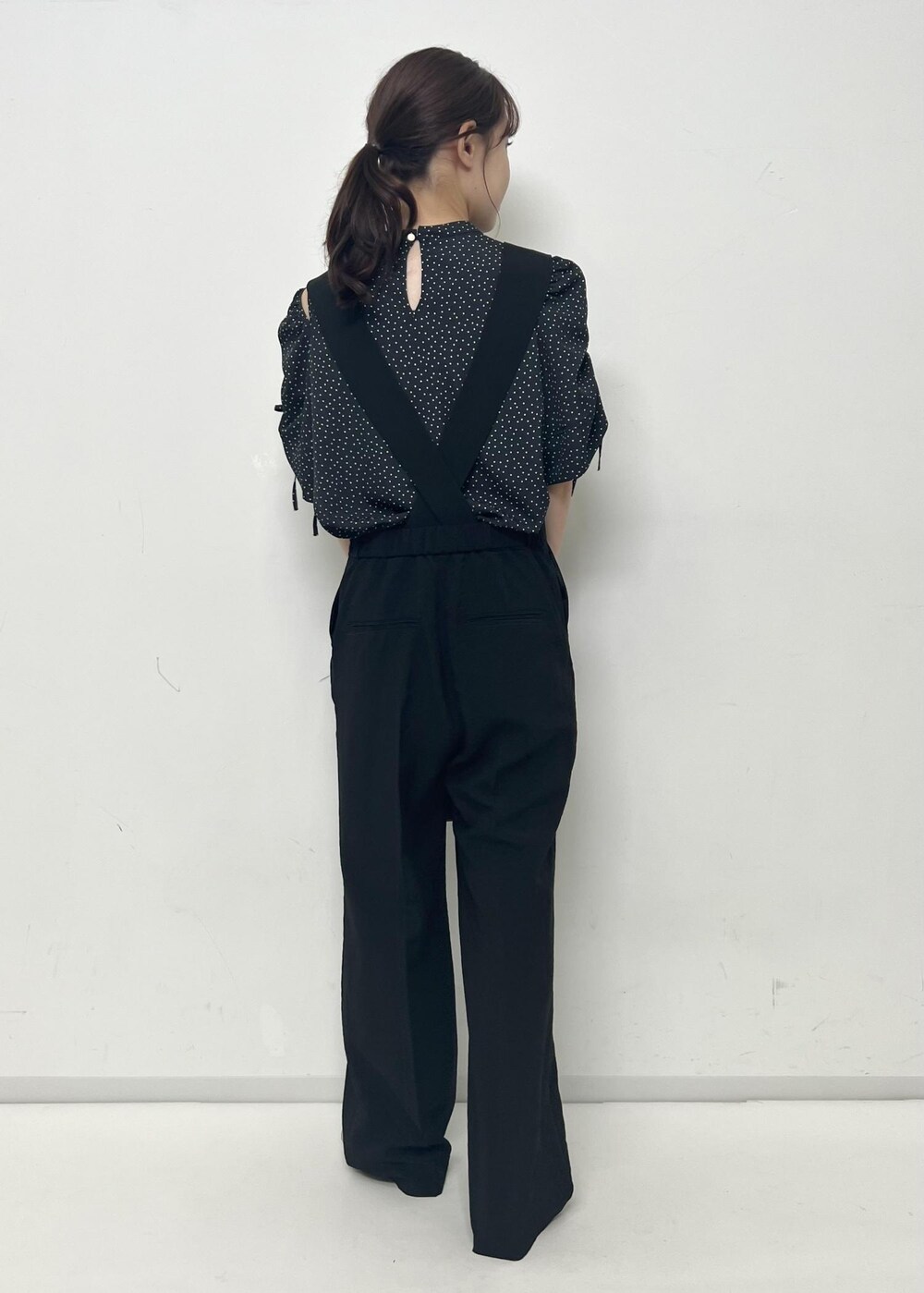 ホワイト系のサンダル、ブラック系のシャツ/ブラウス、ブラック系のつなぎ/オールインワンを着用したレディースの夏コーディネートの3枚目の写真