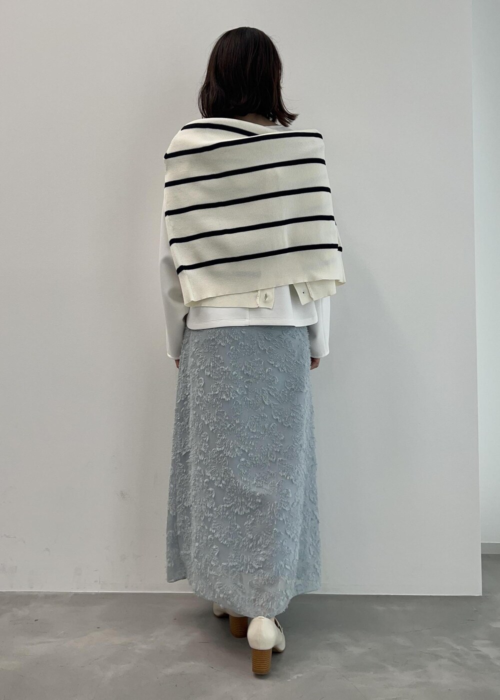 ホワイト系のローファー、ホワイト系のTシャツ/カットソー、ブルー系のスカートを着用したレディースの春コーディネートの2枚目の写真