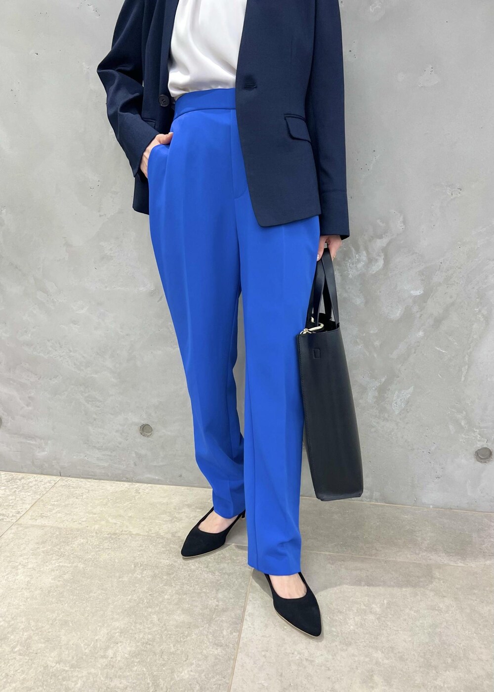 ブラック系のパンプス、グレー系のシャツ/ブラウス、ブラック系のトートバッグを着用したレディースの夏コーディネートの6枚目の写真