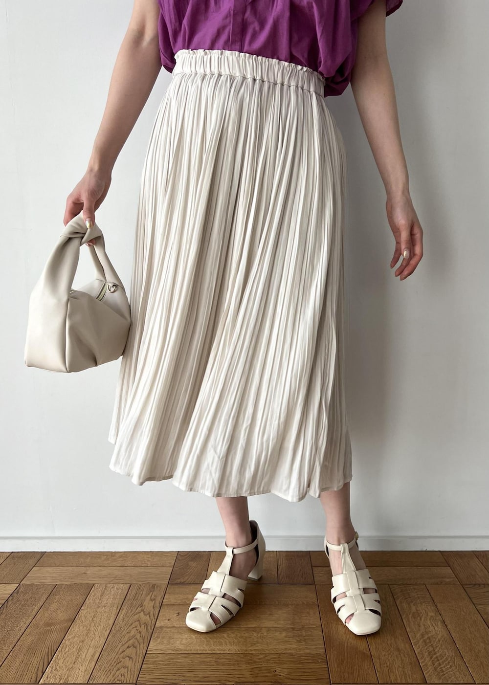 ベージュ系のスカート、ホワイト系のサンダル、ホワイト系のショルダーバッグを着用したレディースの夏コーディネートの5枚目の写真
