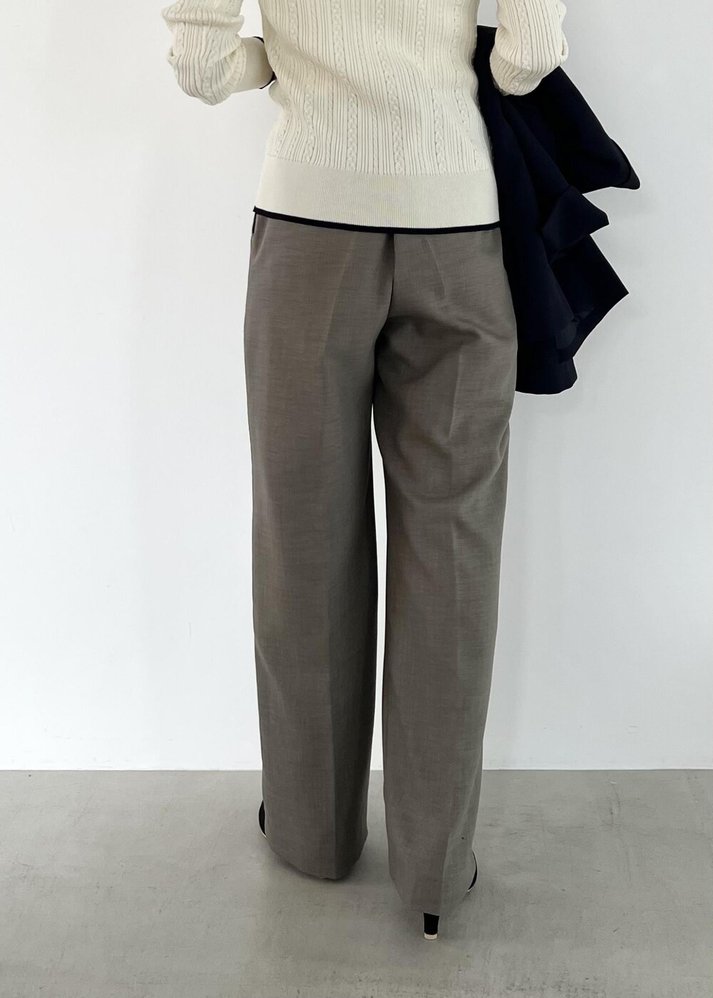 ブラック系のボストンバッグ、ブルー系のテーラードジャケット、ホワイト系のニット/セーターを着用したレディースの秋コーディネートの8枚目の写真