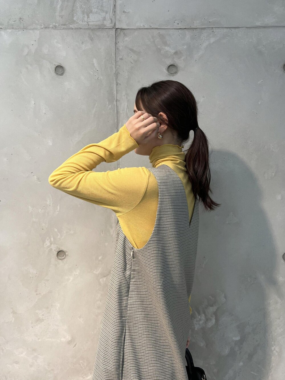 グリーン系のジャンパースカート、ブラック系のショルダーバッグ、ブラック系のその他シューズを着用したレディースの夏コーディネートの4枚目の写真