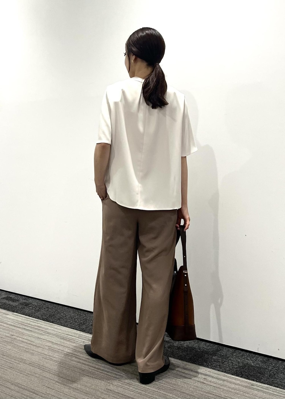 ブラウン系のその他パンツ、ベージュ系のシャツ/ブラウス、ブラック系のパンプスを着用したレディースの夏コーディネートの4枚目の写真