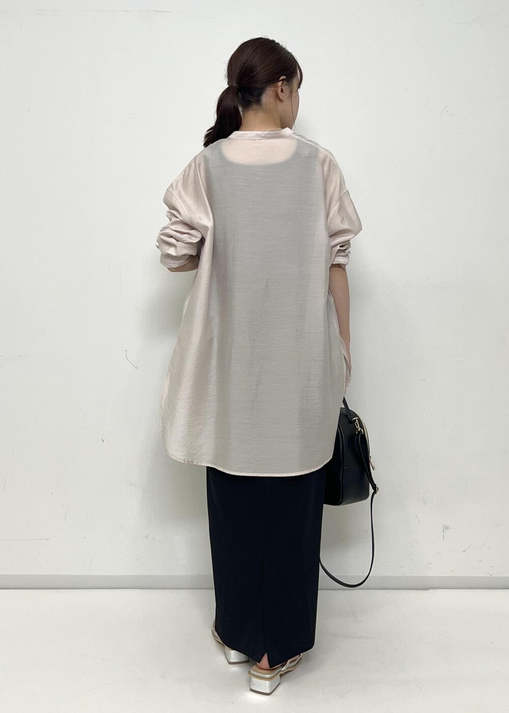 ブラック系のタンクトップ、ブラック系のバックパック/リュック、ブラック系のワンピースを着用したレディースの夏コーディネートの3枚目の写真